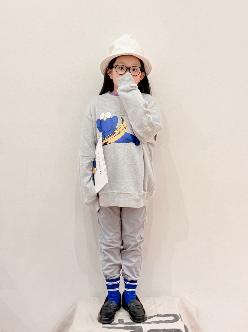 「淡色コーデ、秋服準備はじめました、プチプラ、休日スタイル、セットアップ、ローファー、ビッグシルエット、めがね、グレー、UNIQLO、カジュアルコーデ、ハット、スウェット、スウェットパンツ」｜「Bricoluerのアイテム（ハット、ホワイト系）」を使った、sui_mmyさん（キッズ・125cm）の秋コーディネートの1枚目の写真