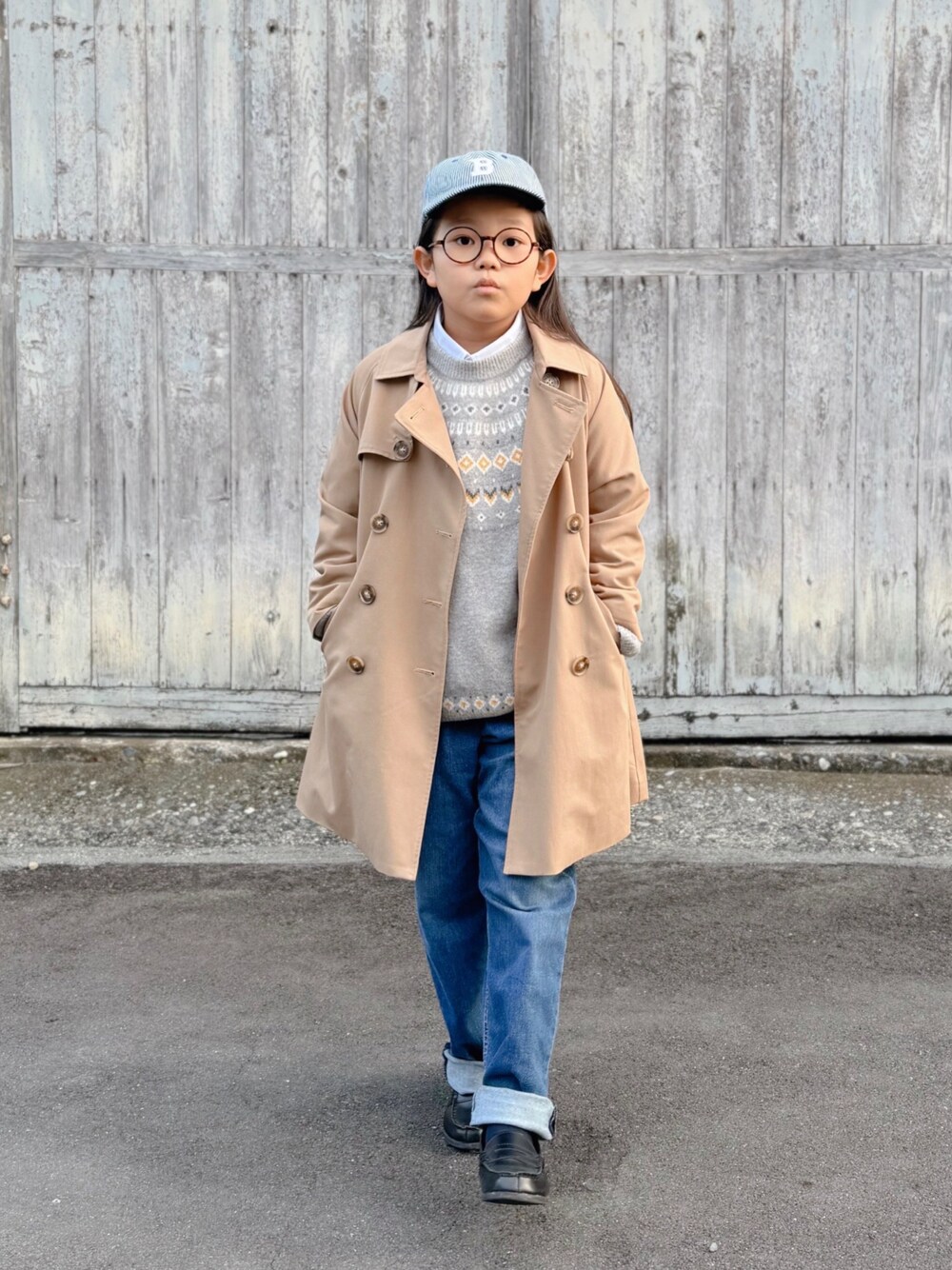 「休日スタイル、キャップ、ニット、セーター、ノルディック柄、トレンチコート、デニム、デニムパンツ、ローファー、めがね、きれいめカジュアル、カジュアルコーデ、シンプルコーデ」｜「BEAMSminiのアイテム（キャップ、ブルー系）」を使った、sui_mmyさん（キッズ・125cm）の秋コーディネートの1枚目の写真