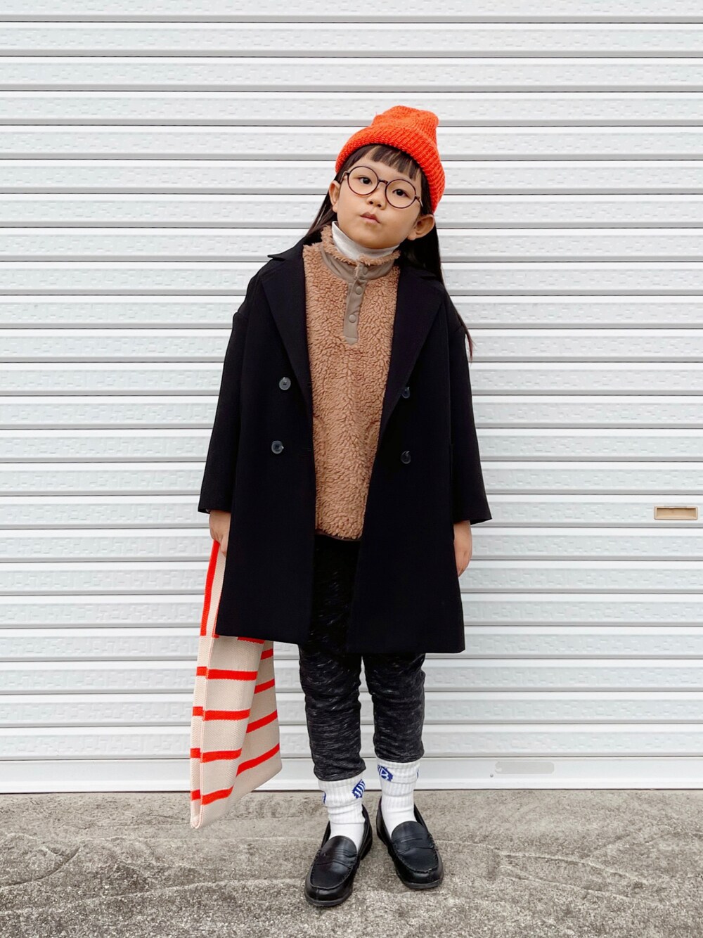 「ファッションを楽しもう、ニット帽、冬アウター、おでかけコーデ、休日スタイル、コート、フリース、あったかコーデ、タートルネック、めがね、トートバッグ、スウェットパンツ、ローファー、韓国子供服、ブチプラ」｜「Adam et Rope' Le Magasinのアイテム（ニットキャップ/ビーニー、オレンジ系）」を使った、sui_mmyさん（キッズ・120cm）の秋コーディネートの1枚目の写真