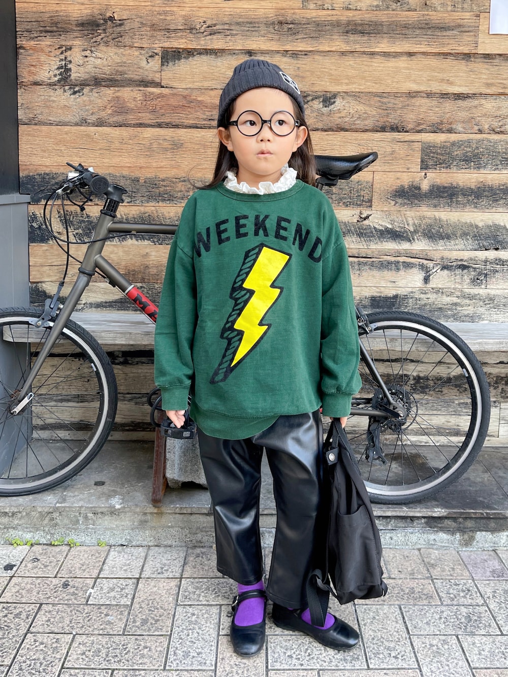 「休日スタイル、ニット帽、めがね、スウェット、ビッグシルエット、ロゴスウェット、レザー、パンツスタイル、カラーソックス、バレエシューズ、黒リュック、プチプラ、カジュアルコーデ」｜「STANDARD CALIFORNIAのアイテム（帽子、ブラック系）」を使った、sui_mmyさん（キッズ・110cm）の秋コーディネートの1枚目の写真