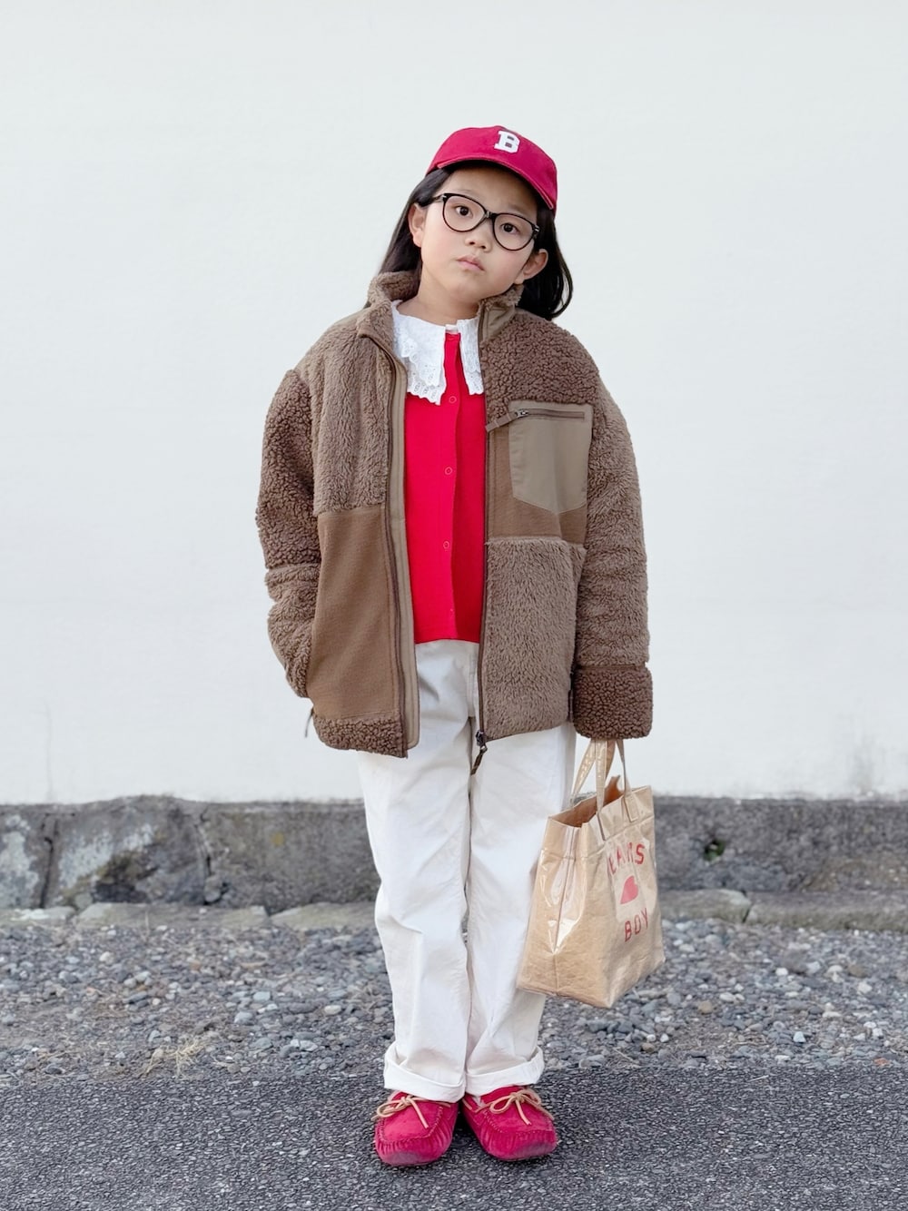 「真冬のあったかスタイル、ボアジャケット、キャップ、めがね、カーディガン、ブラウス、ホワイトパンツ、チョコ色に染まれ、トートバッグ、きれいめカジュアル、シンプルコーデ、カジュアル、デートコーデ、冬コーデ、お出かけコーデ」｜「こども ビームスのアイテム（キャップ、レッド系）」を使った、sui_mmyさん（キッズ・129cm）の冬コーディネートの1枚目の写真
