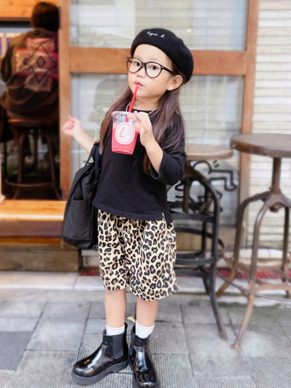 「ブーツ、シンプル、レオパード、ベレー帽、ショートパンツ、めがね、ブラックコーデ、休日スタイル、黒リュック、パールネックレス、GRAMICCI、秋コーデ」｜「agnes b.のK134 E BERET　ベレー帽（ハンチング/ベレー帽、ブラック系）」を使った、sui_mmyさん（キッズ・100cm）の秋コーディネートの1枚目の写真