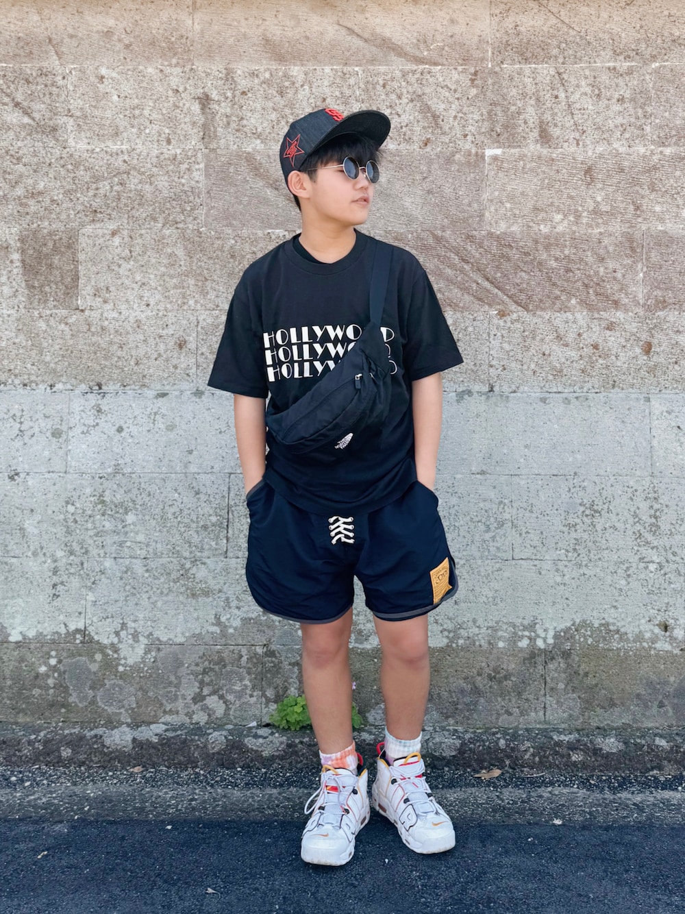 「モノトーン、お出かけコーデ、キャップ、シンプルコーデ、カジュアルコーデ、Tシャツ、ロゴT、ショートパンツ、ショルダーバッグ、スニーカー、ブラックコーデ、サングラス」｜「HOLLYWOOD RANCH MARKETのアイテム（キャップ、ブラック系）」を使った、sui_mmyさん（キッズ・160cm）の夏コーディネートの1枚目の写真