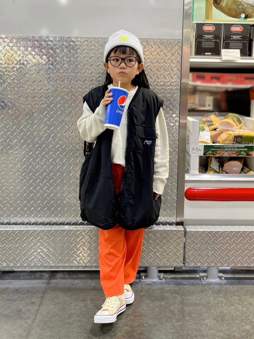 「休日コーデ、カジュアルコーデ、シンプルコーデ、ニット帽、ニット、ベスト、カラーパンツ、スウェットパンツ、コンバース、スニーカー、めがね、プチプラ」｜「BEAMS GOLFのアイテム（ニットキャップ/ビーニー、ホワイト系）」を使った、sui_mmyさん（キッズ・120cm）の冬コーディネートの1枚目の写真