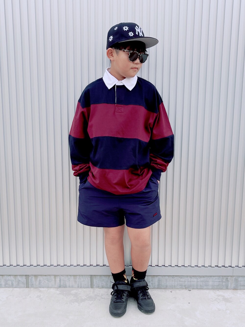 パープル系のTシャツ/カットソー、ブルー系のその他パンツ、ブラック系のスニーカーを着用したキッズの秋コーディネートの1枚目の写真