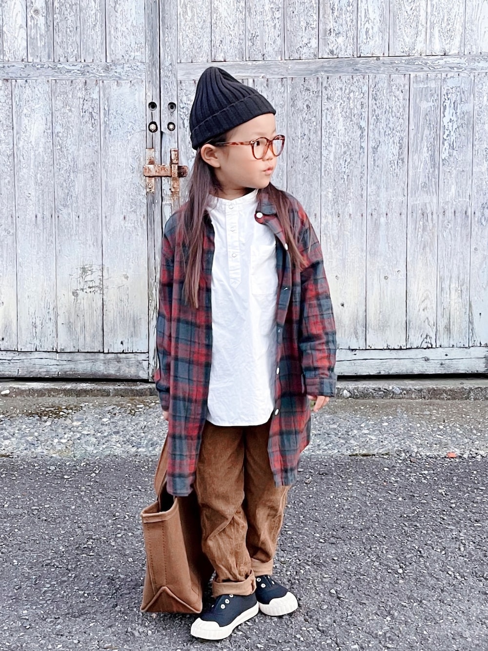 「チェック、スニーカー、トートバッグ、ニット帽、めがね、コーデュロイパンツ、ブラウン、シャツワンピ、シャツスタイル、キッズファッション、チェック柄に恋してる」｜「SEVENDAYS=SUNDAYの【2020春夏】ダンプバンドカラープルオーバービックシャツ＊（シャツ/ブラウス、ホワイト系）」を使った、sui_mmyさん（キッズ・100cm）の秋コーディネートの1枚目の写真