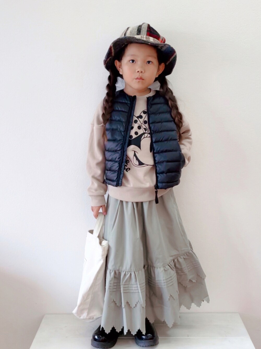 「キッズファッション、プチプラ、休日コーデ、だから秋服が好き、ハット、チェック、ベスト、スウェット、スカート、カーキ、ブーツ、トートバッグ」｜「GABのアイテム（ダウンベスト、ブラック系）」を使った、sui_mmyさん（キッズ・100cm）の秋コーディネートの1枚目の写真