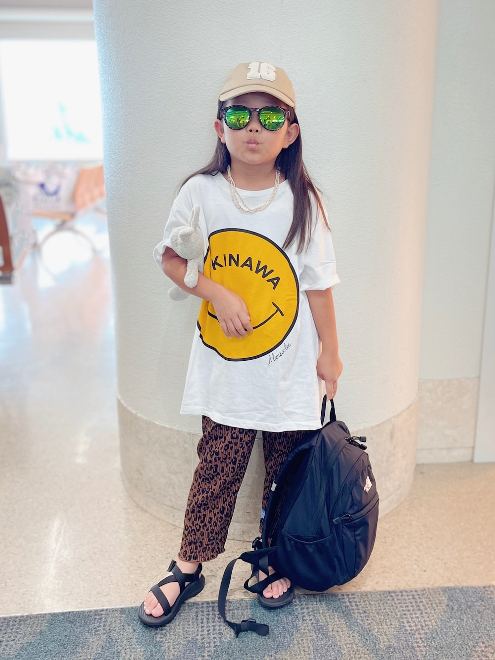 「キャップ、サングラス、夏コーデ、楽チンコーデ、Tシャツ、ロゴT、ビッグシルエット、アツいコーデ全部見せ、サンダル、カジュアル、黒リュック、休日スタイル、韓国子供服」｜「b・ROOMのナンバーサガラワッペンキャップ（キャップ、ベージュ系）」を使った、sui_mmyさん（キッズ・110cm）の夏コーディネートの1枚目の写真