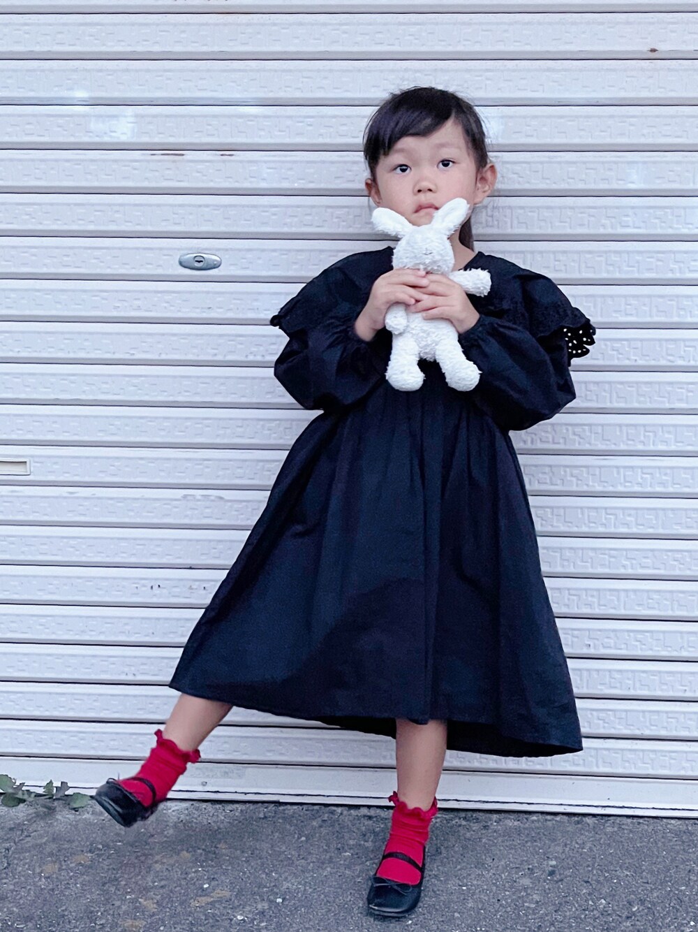 「ワンピース、ブラックコーデ、バレエシューズ、プチプラ、キッズコーデ、ソックス、シンプルコーデ、女の子コーデ、秋コーデ、ビッグカラー、モノトーン」｜「LOWRYS FARMのレースＢＩＧカラーワンピース　918745（シャツ/ブラウス、ブラック系）」を使った、sui_mmyさん（キッズ・100cm）の秋コーディネートの1枚目の写真