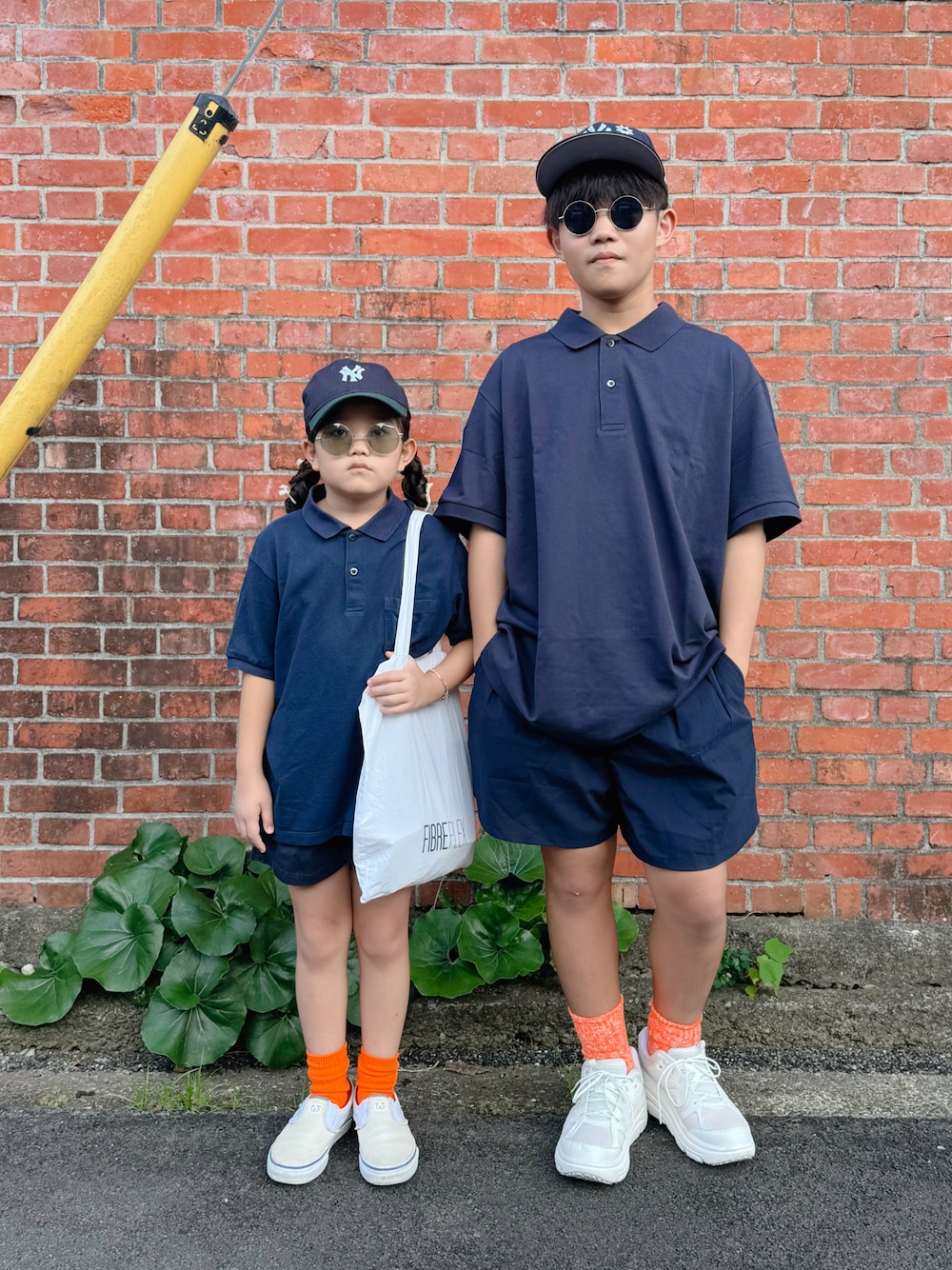 「夏コーデ、キャップ、ポロシャツ、ショートパンツ、カラーソックス、白スニーカー、スニーカー、きれいめカジュアル、トートバッグ、おそろいコーデ、リンクコーデ、兄妹コーデ、サングラス、プチプラ」｜「BEAMS BOYのNEW ERA × BEAMS BOY / 別注 920ES 2トーン キャップ（キャップ、ブルー系）」を使った、sui_mmyさん（キッズ・120cm）の夏コーディネートの1枚目の写真