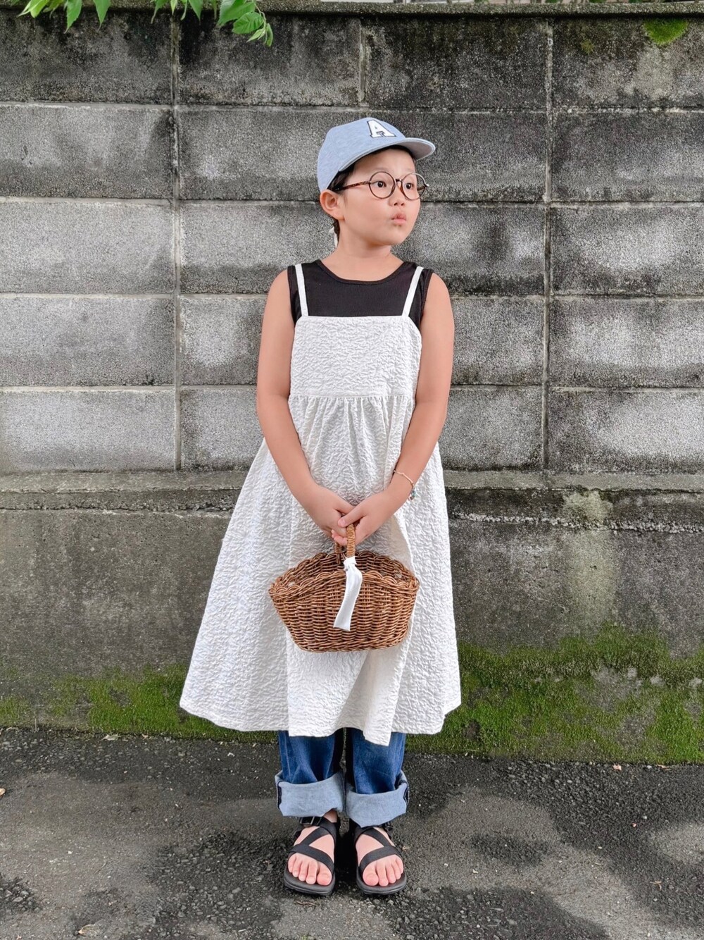 「キャップ、めがね、タンクトップ、ノースリーブ、ワンピース、キャミワンピ、デニム、デニムパンツ、レイヤードスタイル、かごバッグ、サンダル、夏コーデ、お出かけコーデ、プチプラ、休日スタイル」｜「西松屋のアイテム（キャップ、グレー系）」を使った、sui_mmyさん（キッズ・120cm）の夏コーディネートの1枚目の写真