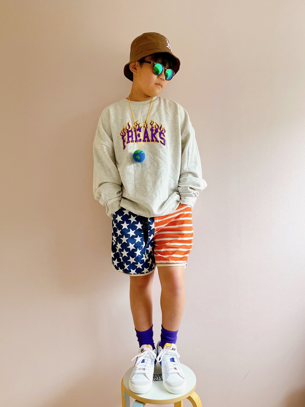 「白スニーカー、バケットハット、春コーデ、ロゴスウェット、ショートパンツ、シンプルコーデ、スウェット、カジュアルコーデ」｜「NEW ERAの【NEW ERA / ニューエラ】別注アスレチックスバケットハット（ハット、ブラウン系）」を使った、sui_mmyさん（キッズ・151cm）の春コーディネートの1枚目の写真