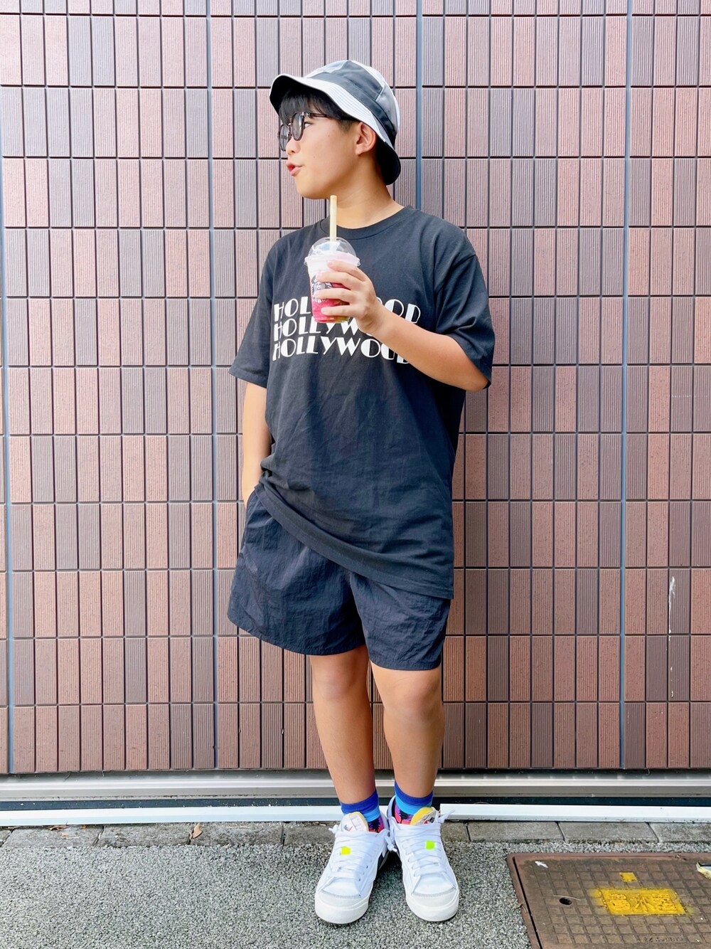 「夏コーデ、Tシャツ、モノトーン、ロゴT、ショートパンツ、白スニーカー、サングラス、休日スタイル、カジュアルコーデ、スニーカー」｜「NIKE SBのアイテム（ハット、ブラック系）」を使った、sui_mmyさん（キッズ・155cm）の夏コーディネートの1枚目の写真