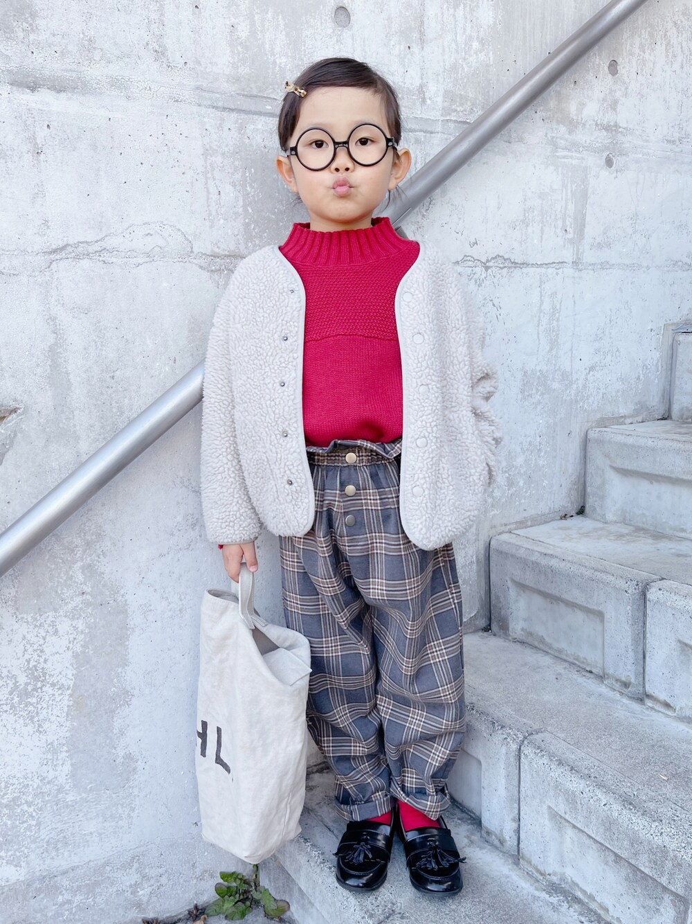 「ニット、カラーニット、ボアジャケット、モコモコアウター、タックイン、チェックパンツ、ローファー、トートバッグ、めがね、休日スタイル、プチプラ、シンプル」｜「GUのアイテム（ノーカラージャケット、ベージュ系）」を使った、sui_mmyさん（キッズ・110cm）の冬コーディネートの1枚目の写真