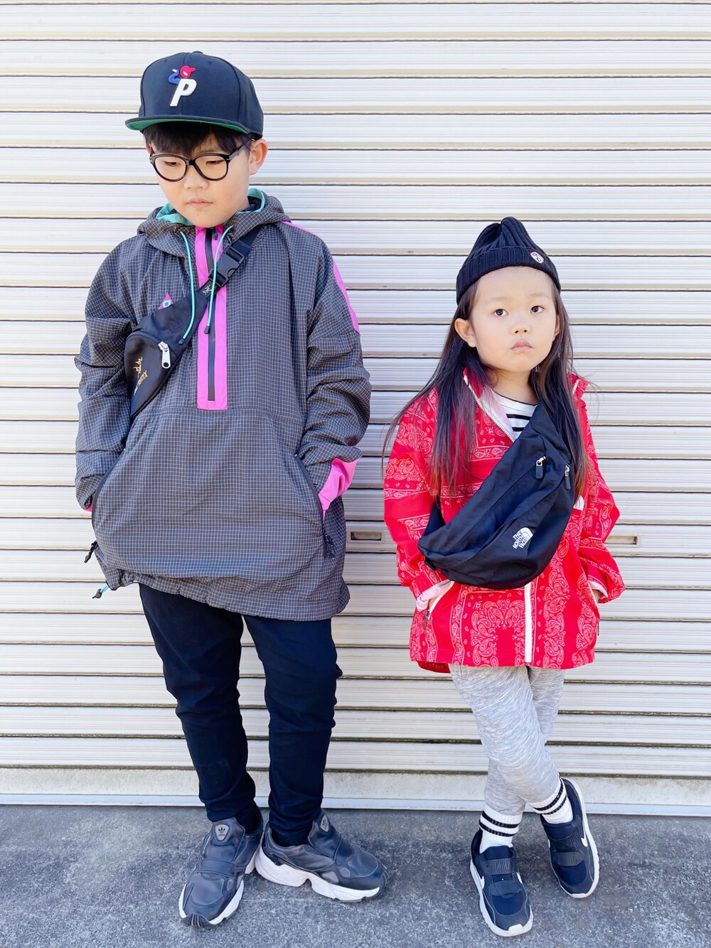 「スウェットパンツ、カジュアル、スニーカーコーデ、休日スタイル、ナイロンジャケット、THE NORTH FACE、リラックススタイル、ナイロンパーカー、ウエストポーチ、兄妹コーデ、キッズファッション、ストリート」｜「PALACEのアイテム（キャップ、ブルー系）」を使った、sui_mmyさん（キッズ・110cm）の秋コーディネートの1枚目の写真