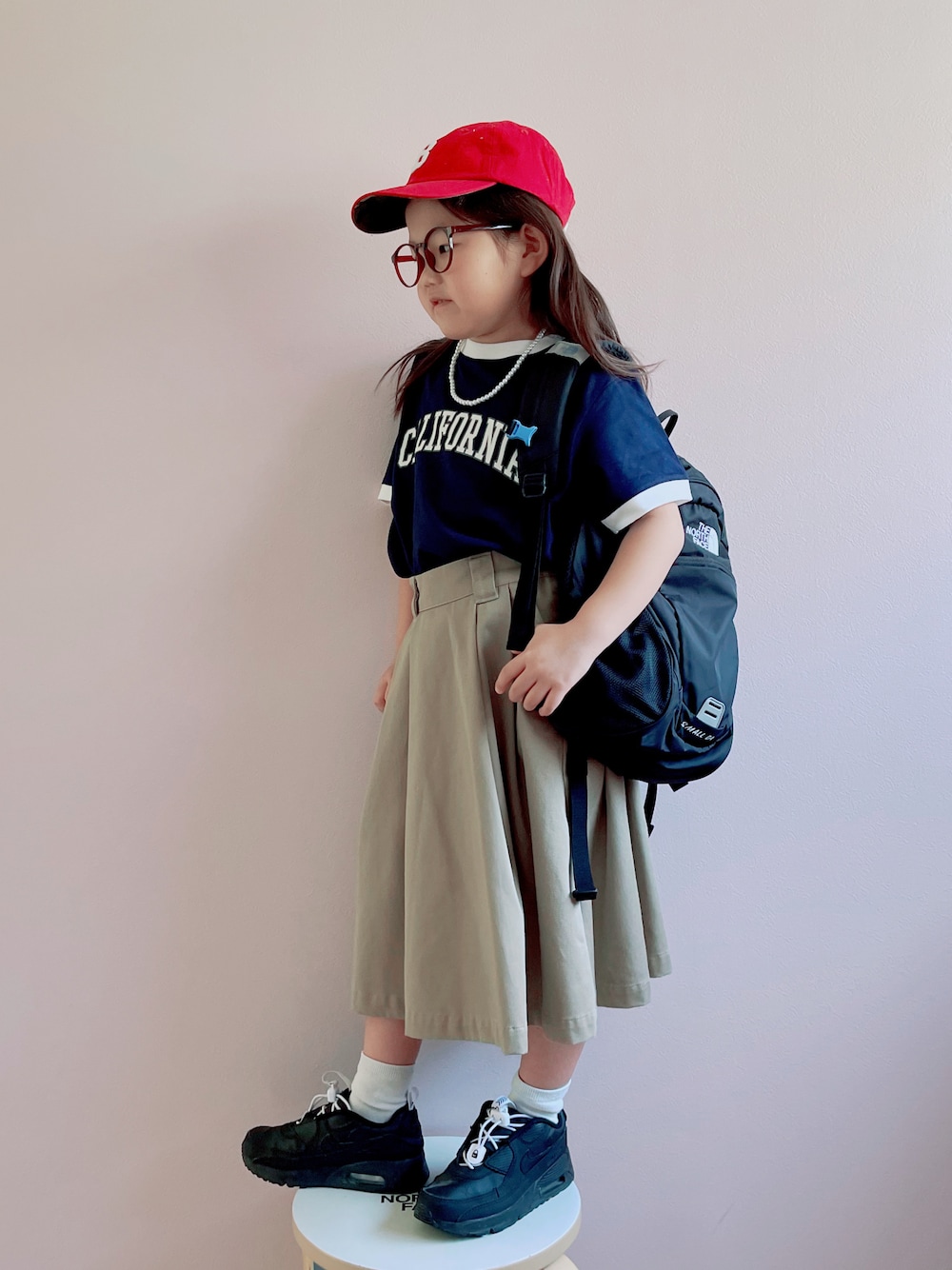 「お出かけコーデ日記、キャップ、Tシャツ、リンガーTシャツ、スカート、チノスカート、スニーカー、黒リュック、めがね、プチプラ、春夏コーデ」｜「こども ビームスのアイテム（キャップ、レッド系）」を使った、sui_mmyさん（キッズ・110cm）の春コーディネートの1枚目の写真