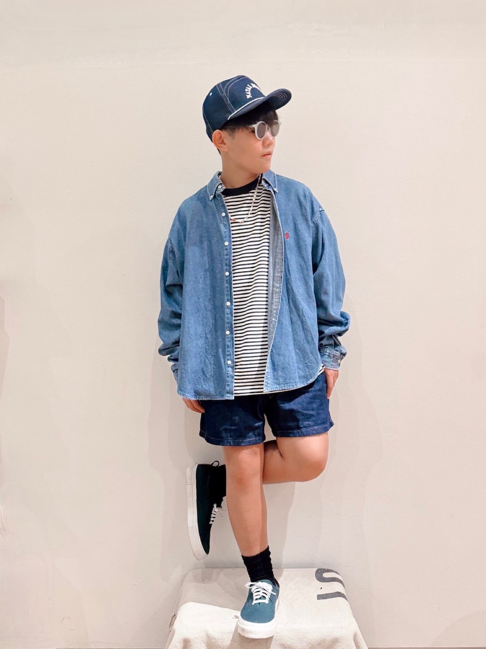 「秋っぽコーデ更新中、シンプルコーデ、キャップ、デニム、シャツスタイル、ボーダー、ロンT、ショートパンツ、秋コーデ、スニーカー、厚底シューズ、カジュアル」｜「NATAL DESIGNのアイテム（キャップ、ブルー系）」を使った、sui_mmyさん（キッズ・160cm）の秋コーディネートの1枚目の写真