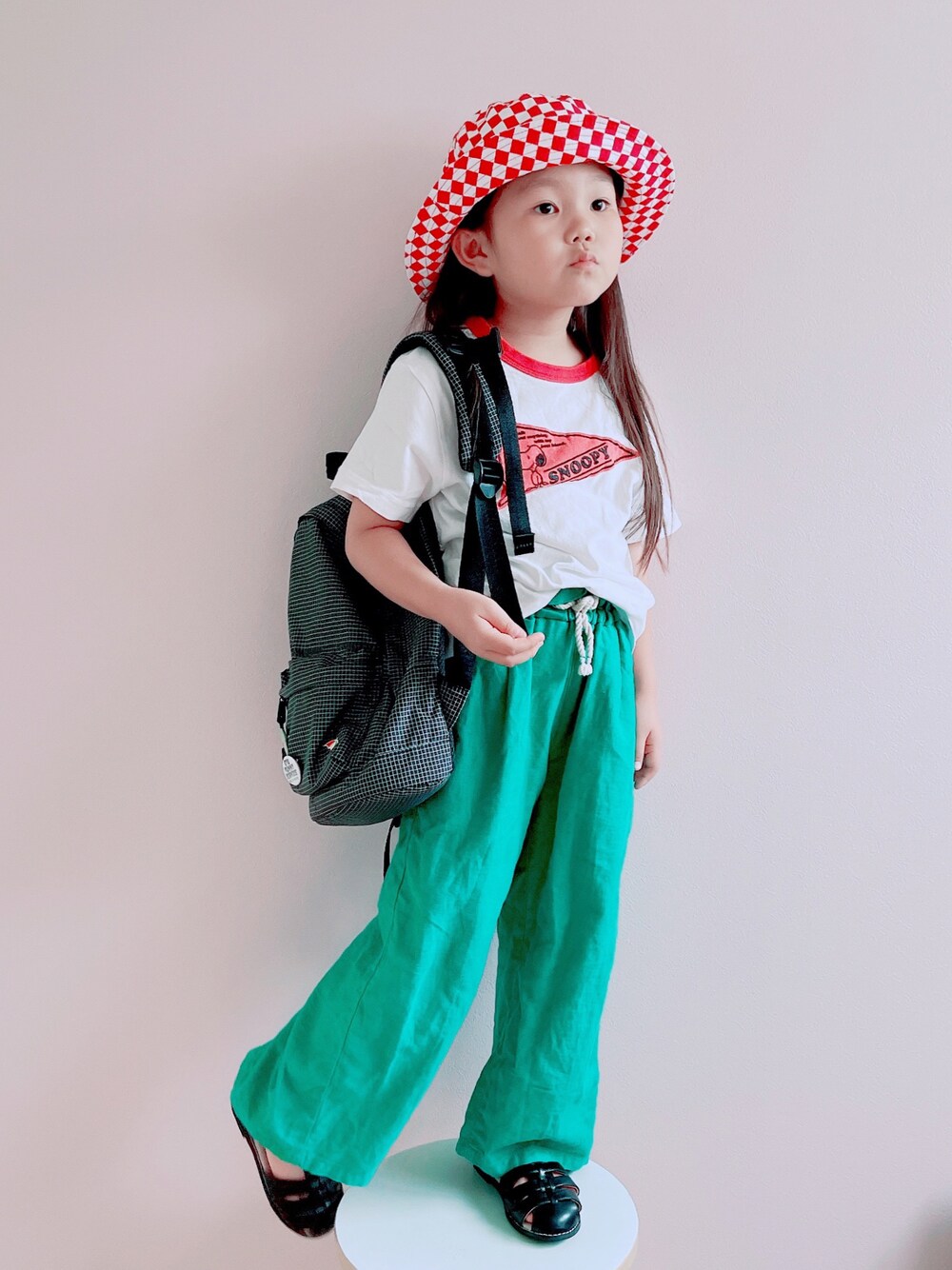 「夏コーデ、休日スタイル、プチプラ、シンプル、バケットハット、白Tシャツ、リンガーTシャツ、カジュアルコーデ、カラーパンツ、グルカサンダル、黒リュック、ワイドパンツ、タックイン」｜「NEW ERAのNE/Bucket Checker Pattern（ハット、レッド系）」を使った、sui_mmyさん（キッズ・110cm）の夏コーディネートの1枚目の写真