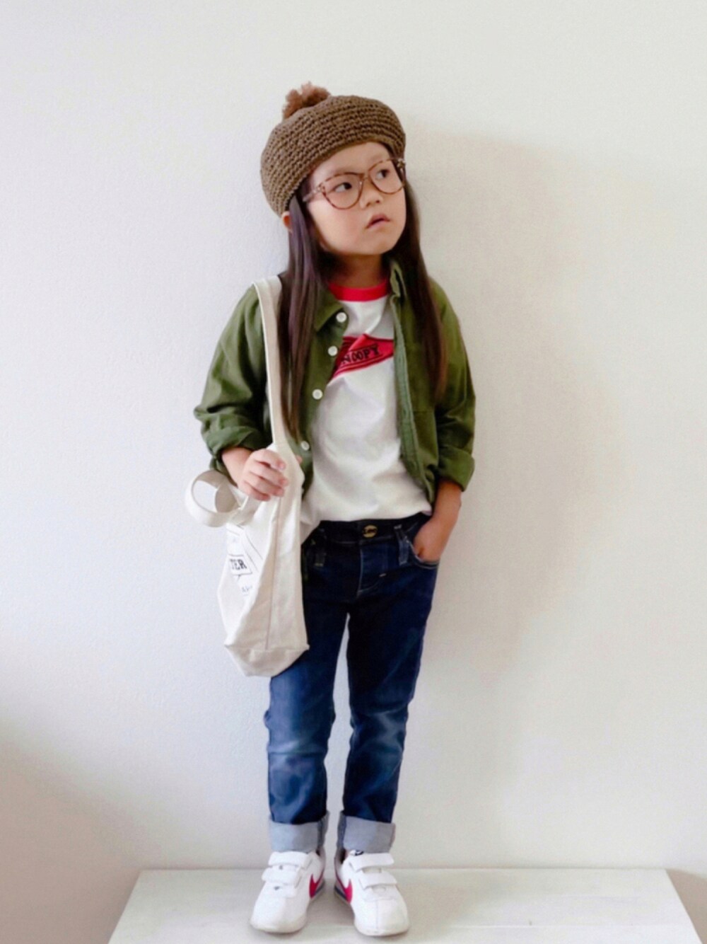 「カジュアル、ベレー帽、ショルダーバッグ、めがね、カーキ、デニムパンツ、白スニーカー、ロールアップ、休日コーデ、プリントT、シャツスタイル、markey's、秋コーデ、秋服準備はじめました」｜「B:MING by BEAMSのB:MING by BEAMS / ポン付 ペーパー ベレー帽（ハンチング/ベレー帽、ブラウン系）」を使った、sui_mmyさん（キッズ・100cm）の秋コーディネートの1枚目の写真
