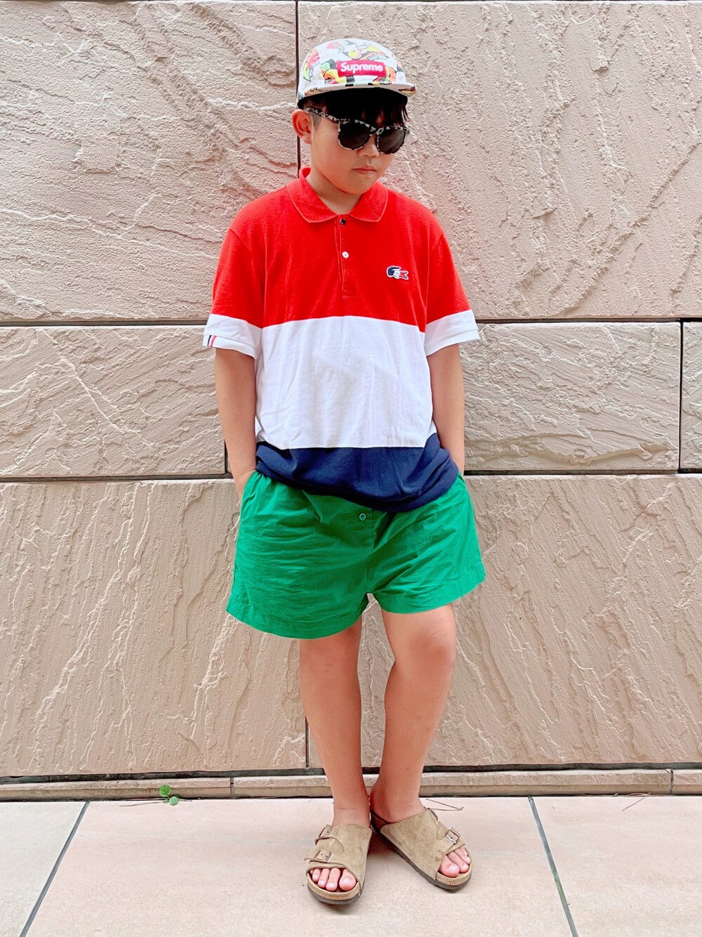 「夏休み、カジュアルコーデ、キャップ、ポロシャツ、ラコステ、トリコロール、サングラス、カラーパンツ、ショートパンツ、サンダル」｜「Supreme のアイテム（キャップ、その他）」を使った、sui_mmyさん（キッズ・143cm）の夏コーディネートの1枚目の写真