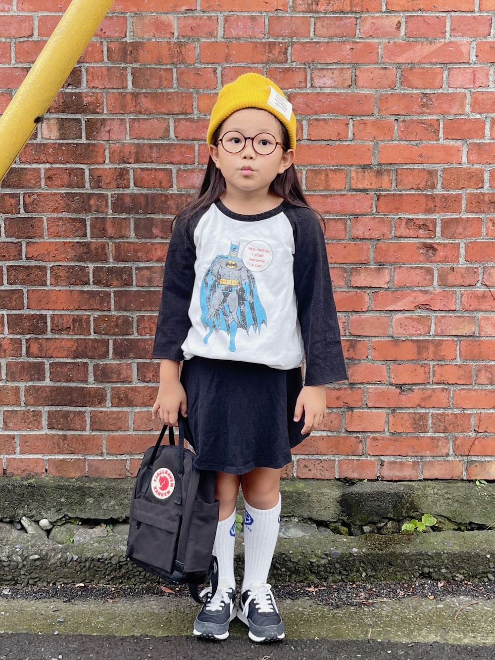 「めがね、ニット帽、シンプル、ロンT、ラグランTシャツ、プチプラ、韓国子供服、スカート、ミニスカート、ハイソックス、スニーカー、黒リュック、休日スタイル、お出かけコーデ、秋コーデ」｜「MOUNTAIN RESEARCHのアイテム（ニットキャップ/ビーニー、イエロー系）」を使った、sui_mmyさん（キッズ・120cm）の秋コーディネートの1枚目の写真