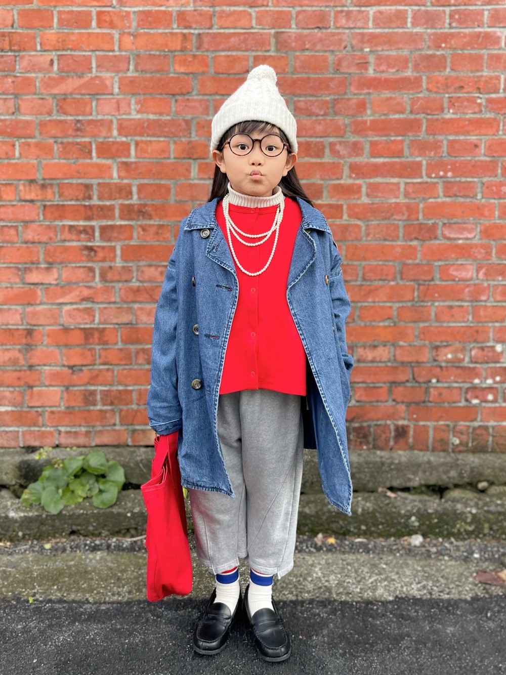 「赤、ニット帽、カーディガン、タートルネック、スウェットパンツ、冬コーデ、トートバッグ、新星WEARISTAにエントリー、マイベストコーデ2023、ローファー、めがね、カジュアルコーデ、クリスマスに着たい服、レイヤードスタイル、デニム」｜「UNIQLOのアイテム（ニットキャップ/ビーニー、ホワイト系）」を使った、sui_mmyさん（キッズ・120cm）の冬コーディネートの1枚目の写真