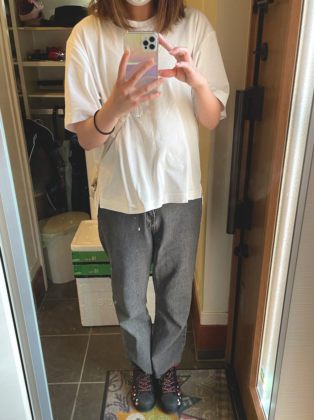 「シンプル、低身長」｜「Chaco closetのハイウエストストレートデニムパンツ/ジーンズ【ZOZOTOWN限定アイテム】（デニムパンツ、ブラック系）」を使った、ちゃげさん（レディース・153cm）の秋コーディネートの1枚目の写真