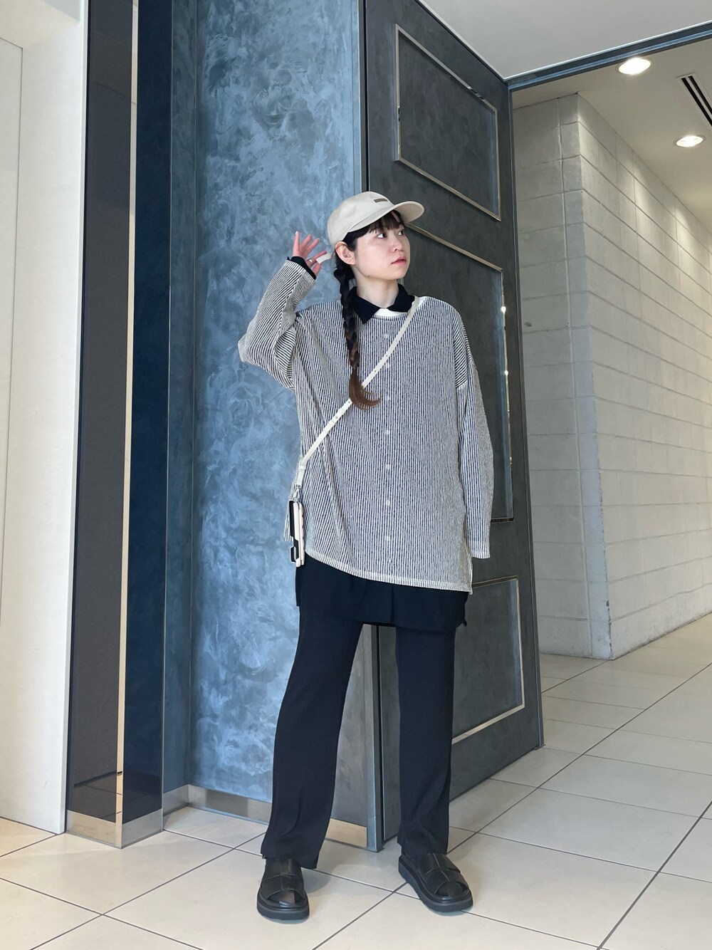「ストライプ、モノトーン、休日スタイル、大人コーデ、春コーデ、シャツスタイル、ゆるコーデ、おでかけコーデ、プリーツパンツ、オトナカジュアル」｜「DROIT BELLOのDROIT BELLO（ドロイトベロ）ウエストベルトシャツ（シャツ/ブラウス、ブラック系）」を使った、ISAさん（レディース・160cm）の春コーディネートの1枚目の写真