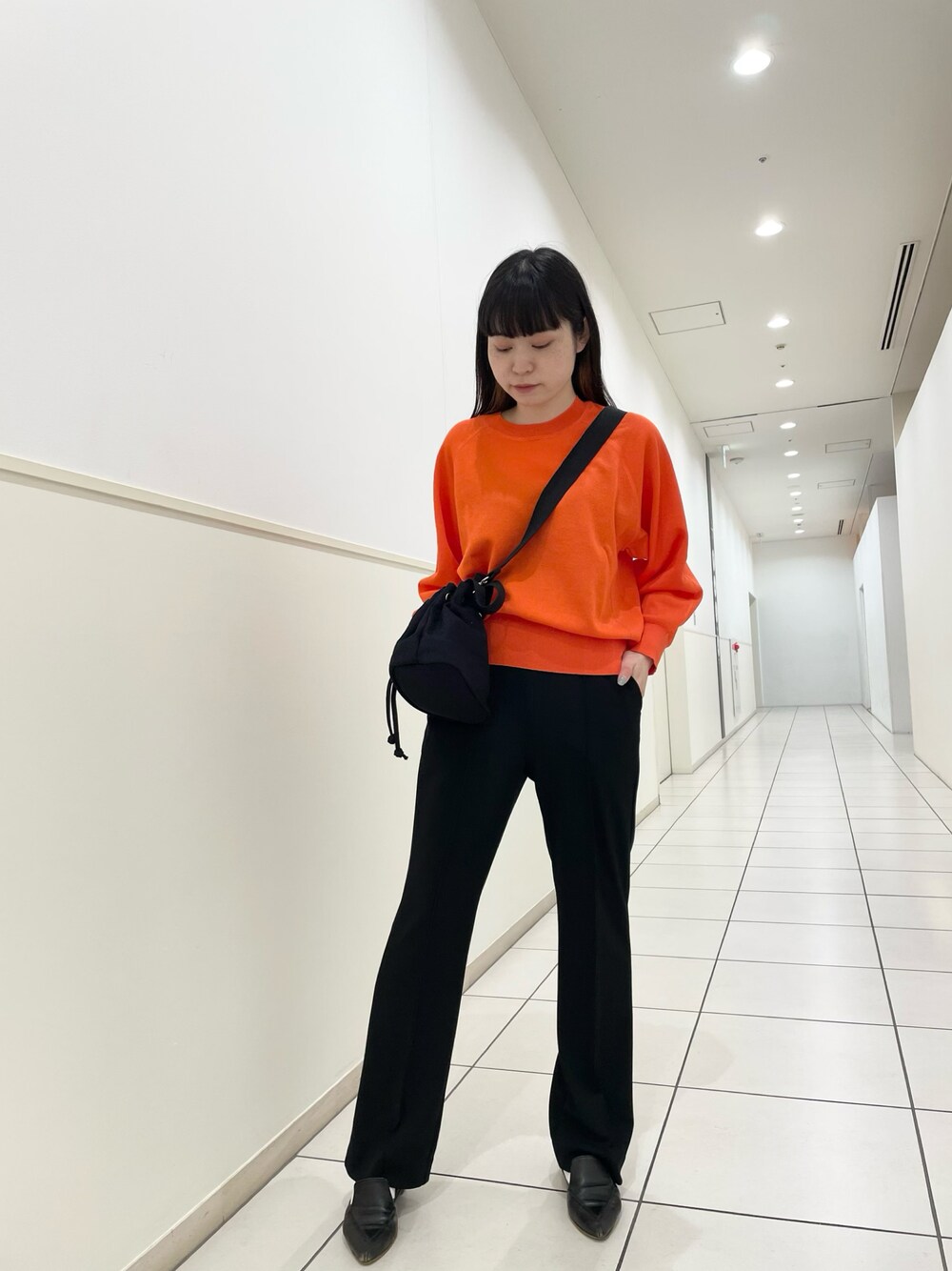 「ショルダーバッグ、オレンジ、休日コーデ、春、春ニット、春コーデ、ミニバッグ、オレンジニット、キレイめパンツ、シアートップス」｜「DROIT BELLOのDROIT BELLO（ドロイトベロ）カラーニットプルオーバー（ニット/セーター、オレンジ系）」を使った、ISAさん（レディース・160cm）の春コーディネートの1枚目の写真