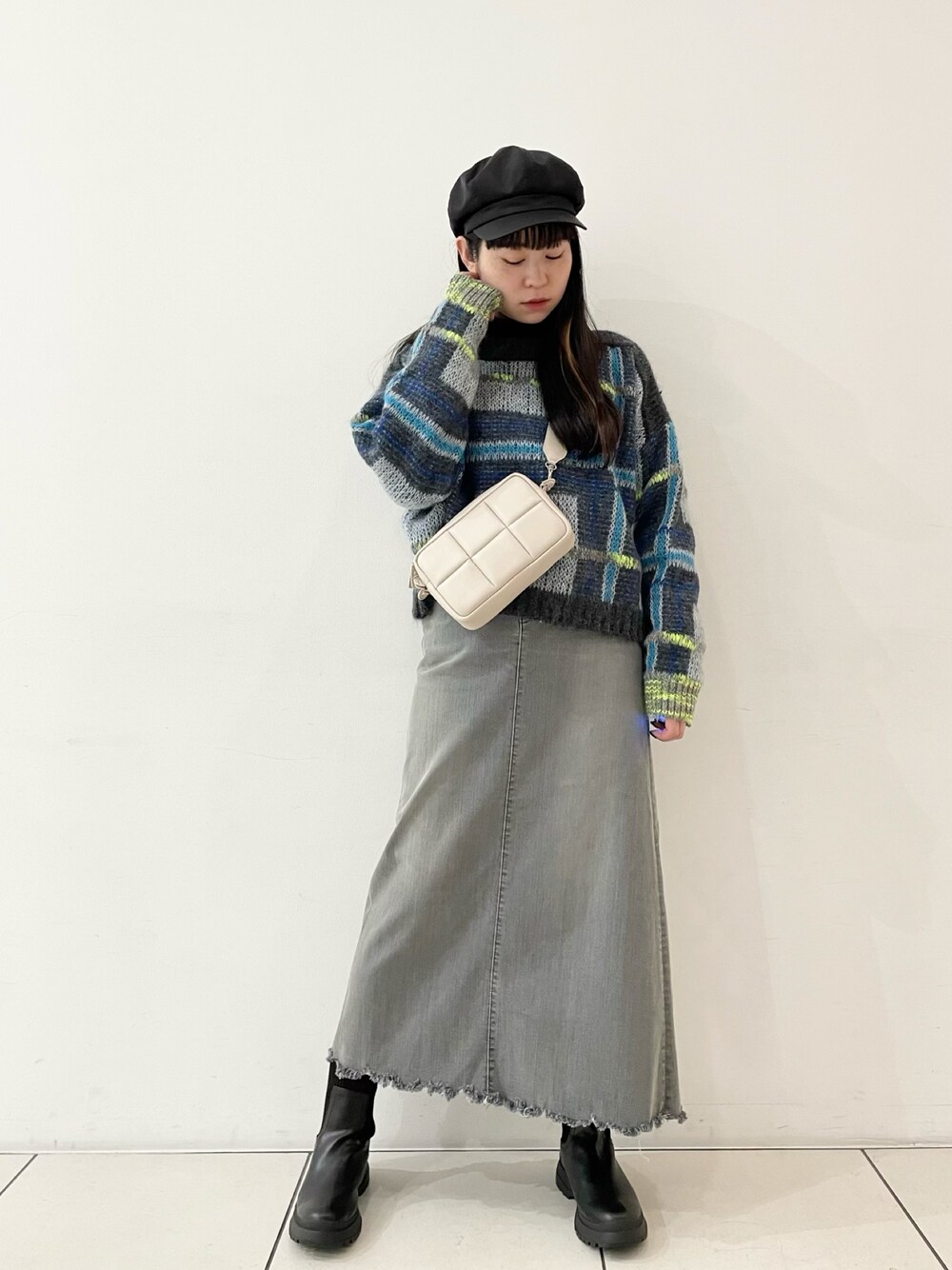 「オトナカジュアル、オトナ女子、大人コーデ、秋色コーデ、冬コーデ、ニット、キレイめコーデ、カラー×コーデ、デニムスカート、サイドゴアブーツ、ショルダーバッグ、ミニバッグ、グレー、B2nd、チェック」｜「surtのSURT（サート）ロングスカート（デニムスカート、グレー系）」を使った、ISAさん（レディース・160cm）の秋コーディネートの1枚目の写真