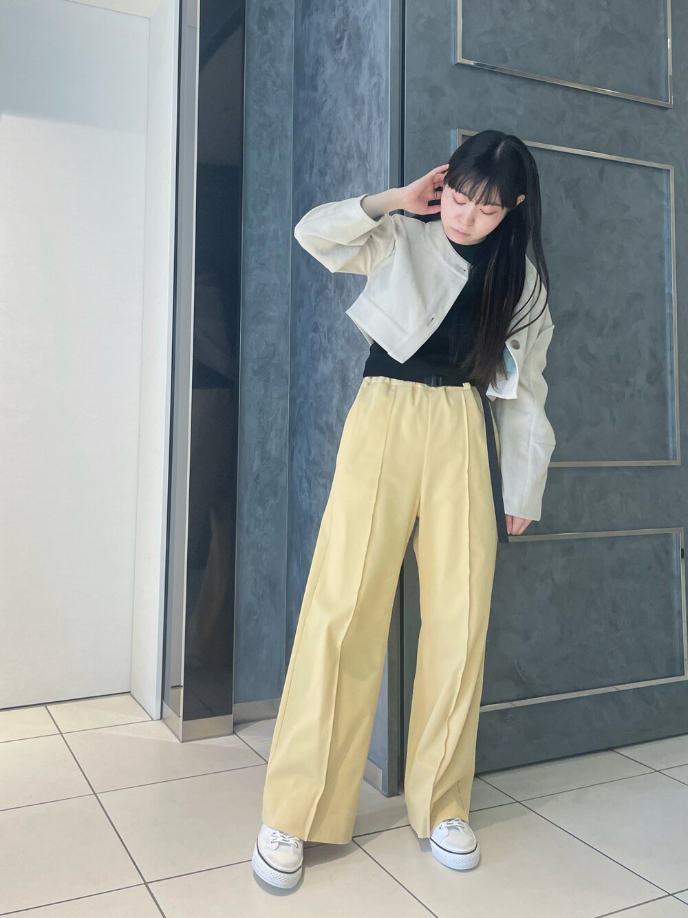 「春、オトナカジュアル、春服、オトナ女子、きれいめカジュアル、モード、春カラー、イエロー、ハイカットスニーカー、スニーカー、白スニーカー、スニーカーコーデ、レザースニーカー、B2nd、スニーカー女子」｜「ASHのASH (アッシュ）別注VIRGIN WHITE×WHITE（スニーカー、ホワイト系）」を使った、ISAさん（レディース・160cm）の春コーディネートの1枚目の写真
