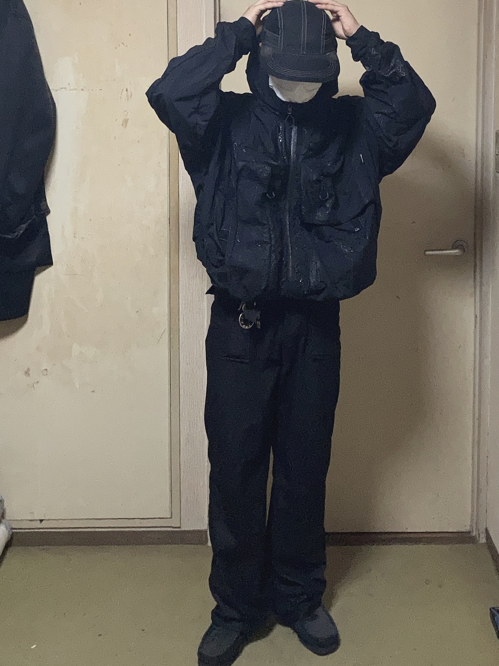 「雨の日コーデ、diaspora skateboards、clarks、muhet、CMF Outdoor Garment」｜「CMF OUTDOOR GARMENTのCMF OUTDOOR GARMENT/シーエムエフ アウトドア ガーメンツ SNUG EXCLUSIVE FISHING JK/エクスクルーシブ フィッシング ナイロンジャケット（ナイロンジャケット、ブラック系）」を使った、Taka→さん（メンズ・165cm）の夏コーディネートの1枚目の写真