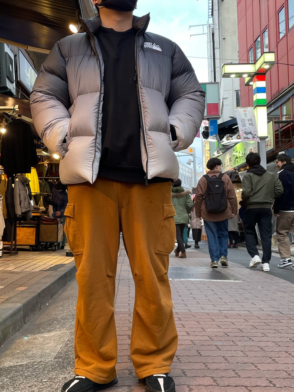 「ダウンジャケット、カジュアル、アメカジ、ストリート、冬コーデ、オーバーサイズ、休日スタイル、古着MIX、FIRSTDOWN、ファーストダウン」｜「B'2ndのLAid Back(レイドバック)LUXUARY HEAVY CREWNECK（スウェット、ブラック系）」を使った、あかおさん（メンズ・171cm）の冬コーディネートの1枚目の写真