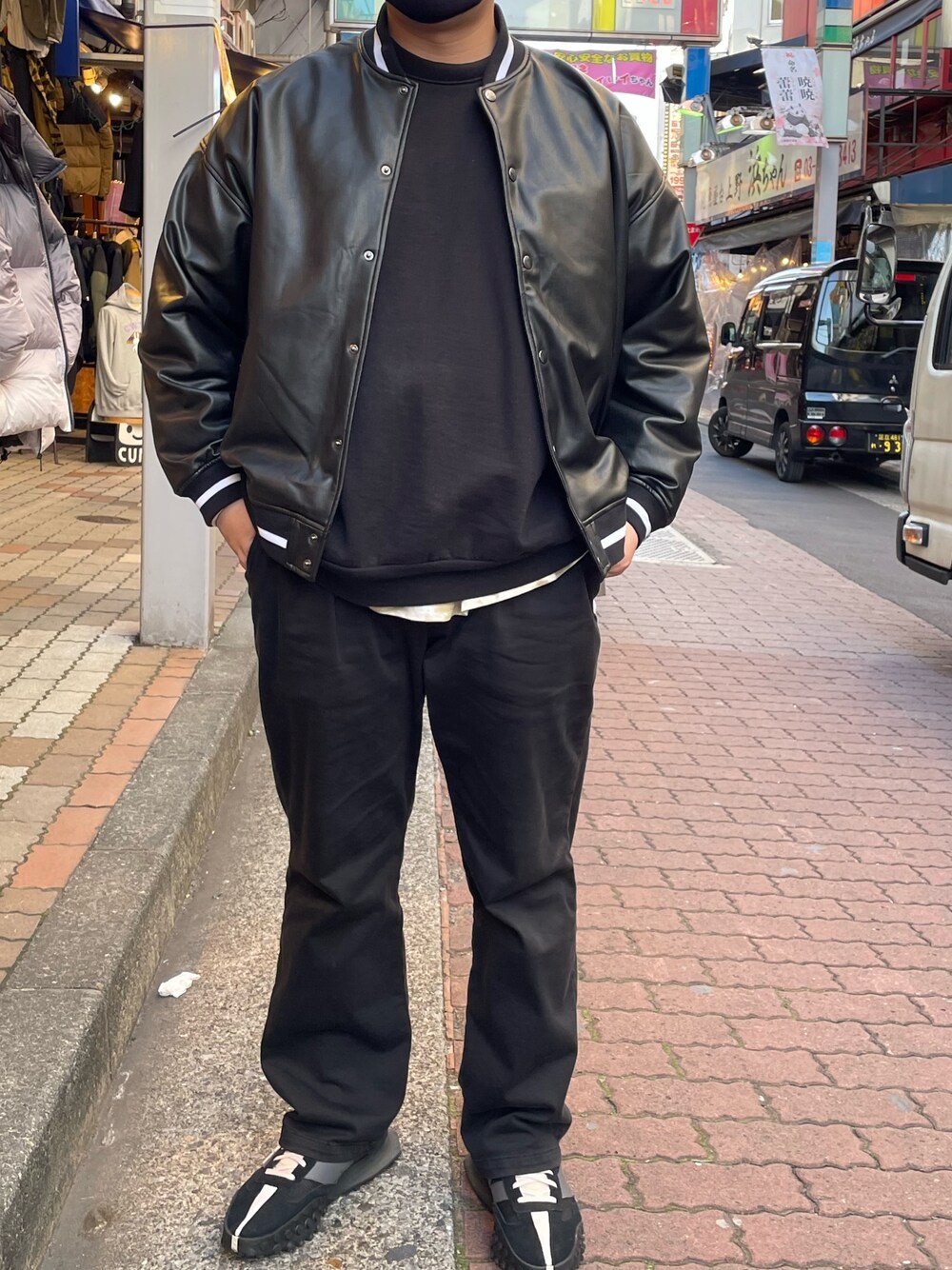「スタジャン、休日スタイル、冬のコーデ、ワイドパンツ、古着コーデ、プチプラ、古着、春コーデ、モノトーン、チノパン、私の推しブランド、いいね、save、フォローお願いします🤑、ファッションの力を信じよう」｜「LUSORのLUSOR（ルーソル）Ecoleather Stadium jumper エコレザースタジャン（スタジャン、ブラック系）」を使った、あかおさん（メンズ・171cm）の冬コーディネートの1枚目の写真