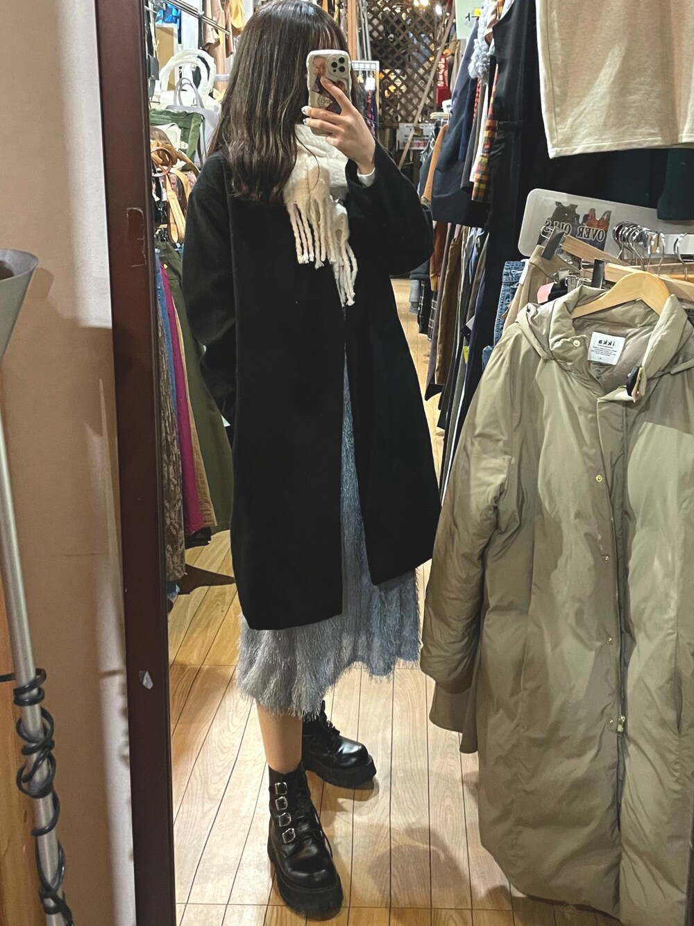 「韓国ファッション、韓国コーデ、ロングコート、冬コーデ、shein、マフラー」｜「BUBBLESのアイテム（ブーツ、ブラック系）」を使った、篠田世界観さん（レディース・163cm）の冬コーディネートの1枚目の写真