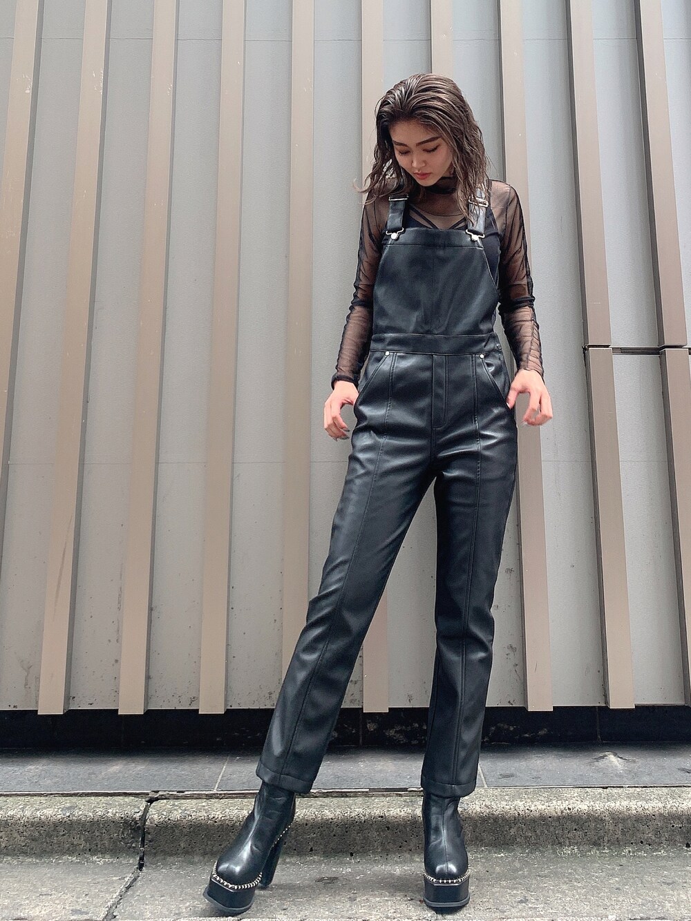 「秋服、ゆったりコーデ、レザー、サロペット、メンズライク、甘辛mix、甘辛コーデ、レザーサロペット、ラフ、低身長、カッコイイ女子、高身長女子、高身長コーデ、オールブラック、ブラックコーデ」｜「ENVYMのアウトシームシアーＴＯＰＳ（Tシャツ/カットソー、ブラック系）」を使った、MIYUKIさん（レディース・163cm）の秋コーディネートの1枚目の写真