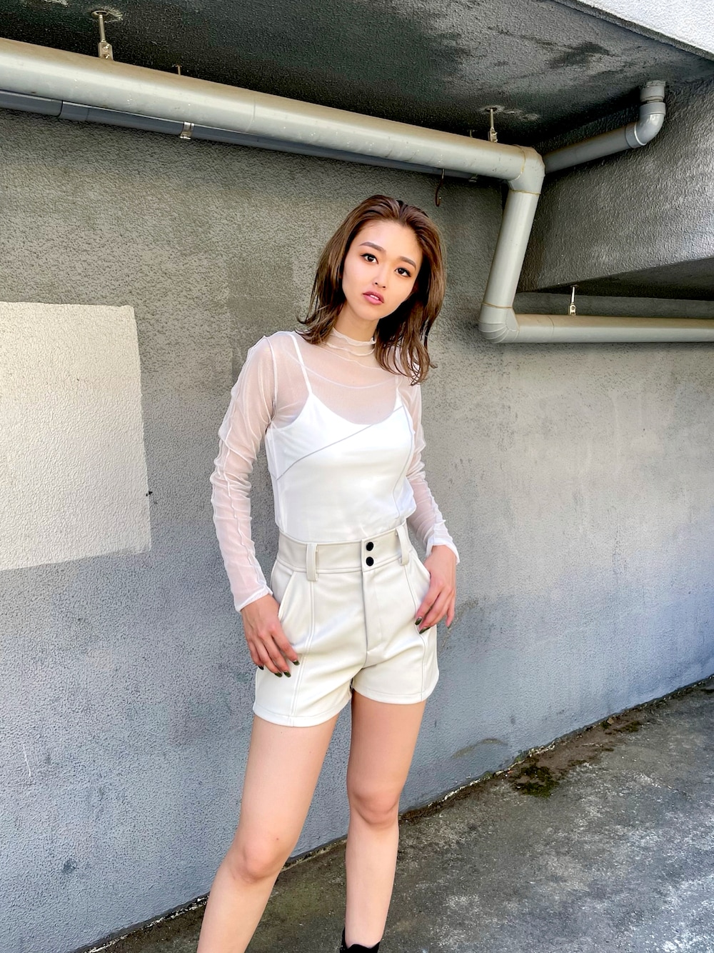 ホワイト系のTシャツ/カットソー、ホワイト系のキャミソール、ホワイト系のその他パンツを着用したレディースの秋コーディネートの1枚目の写真