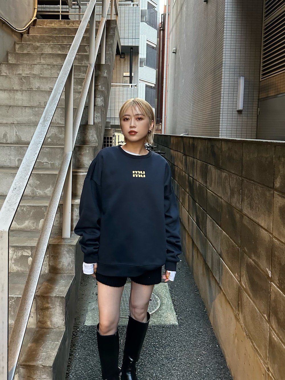 ブルー系のスウェットを着用したレディースの秋コーディネートの1枚目の写真