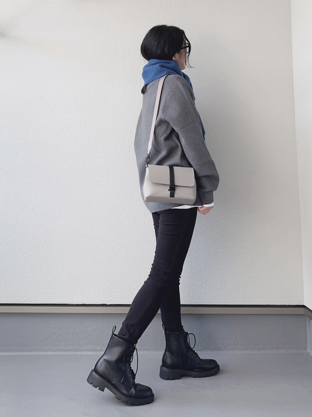 「GASTONLUGA、ショルダーバッグ、ミニバッグ、モノトーン、モード、ブーツ、ニット、黒スキニー、白Tシャツ、レイヤードスタイル、冬コーデ、ストール、マフラー、大人カジュアル、プチプラ」｜「GASTON LUGAのアイテム（ショルダーバッグ、グレー系）」を使った、haruさん（レディース・162cm）の秋コーディネートの1枚目の写真