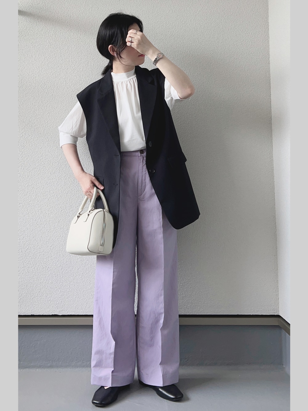 ホワイト系のシャツ/ブラウス、パープル系のパンツ、ブラック系のベストを着用したレディースの夏コーディネートの1枚目の写真