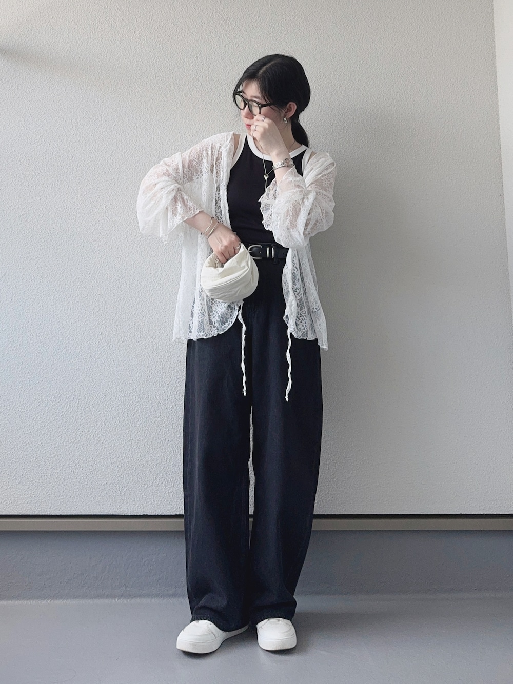 ホワイト系のTシャツ/カットソー、グレー系のデニムパンツ、ブラック系のタンクトップを着用したレディースの夏コーディネートの1枚目の写真