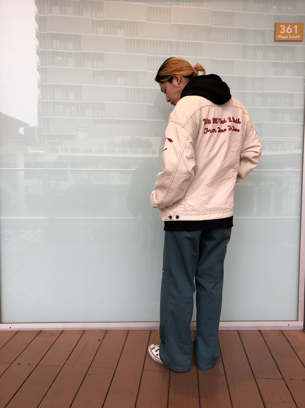 「ジャケット、ビッグシルエット、ミリタリー、AVIREX、Dickies、キレイめ、シャツスタイル、今日のコーデ、ミリタリーコーデ、ファッションの力を信じよう」｜「AVIREXの【TYPE BLUE】Gジャケット ネイバル ライニング / G-JACKET NAVAL LINING / アヴィレックス / AVIREX（デニムジャケット、ホワイト系）」を使った、 オオノさん（メンズ・178cm）の冬コーディネートの1枚目の写真