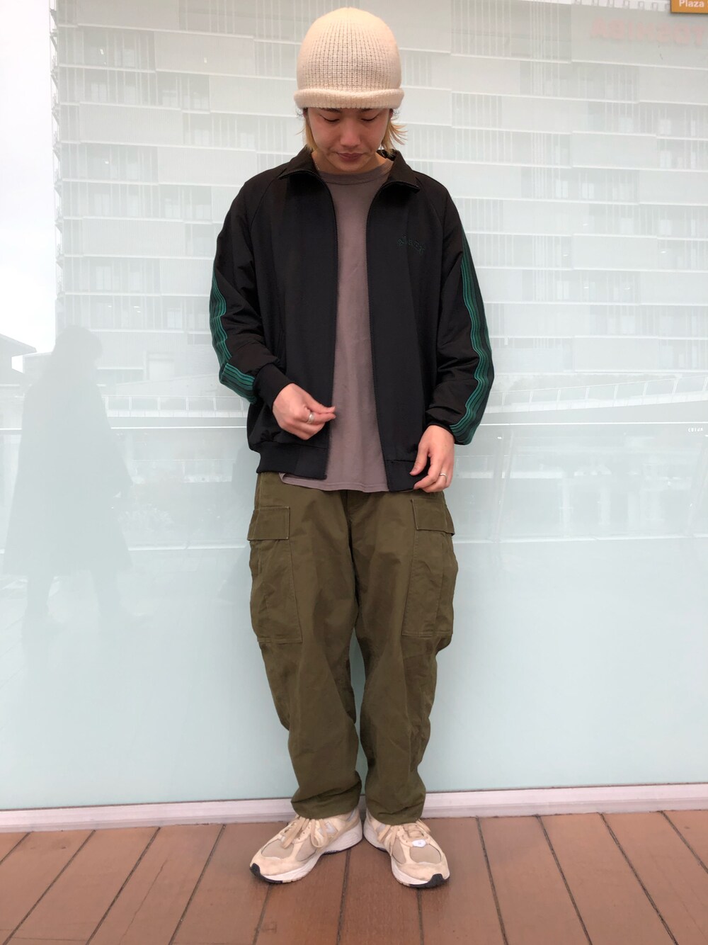 ブラック系のジャージ、グリーン系のカーゴパンツを着用したメンズの春コーディネートの1枚目の写真