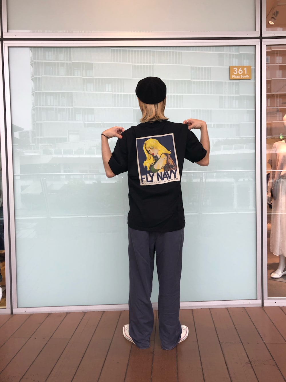 「大人カジュアル、春夏コーデ、お洒落さんとつながりたい、爽やかコーデ、シンプルコーデ、ミリタリー、梅雨、AVIREX、雨の日コーデ、夏」｜「AVIREXのフライ ネイビー ガール Tシャツ / FLY NAVY GIRL T-SHIRT / アヴィレックス / AVIREX（Tシャツ/カットソー、ブラック系）」を使った、 オオノさん（メンズ・178cm）の夏コーディネートの1枚目の写真