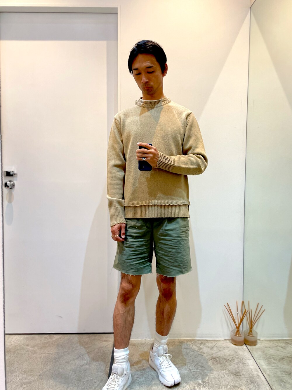 「冬のコーデ、メンズコーデ、マルジェラ」｜「Maison Margielaのアイテム（ニット/セーター、ベージュ系）」を使った、河村慎吾さん（メンズ・177cm）の冬コーディネートの1枚目の写真