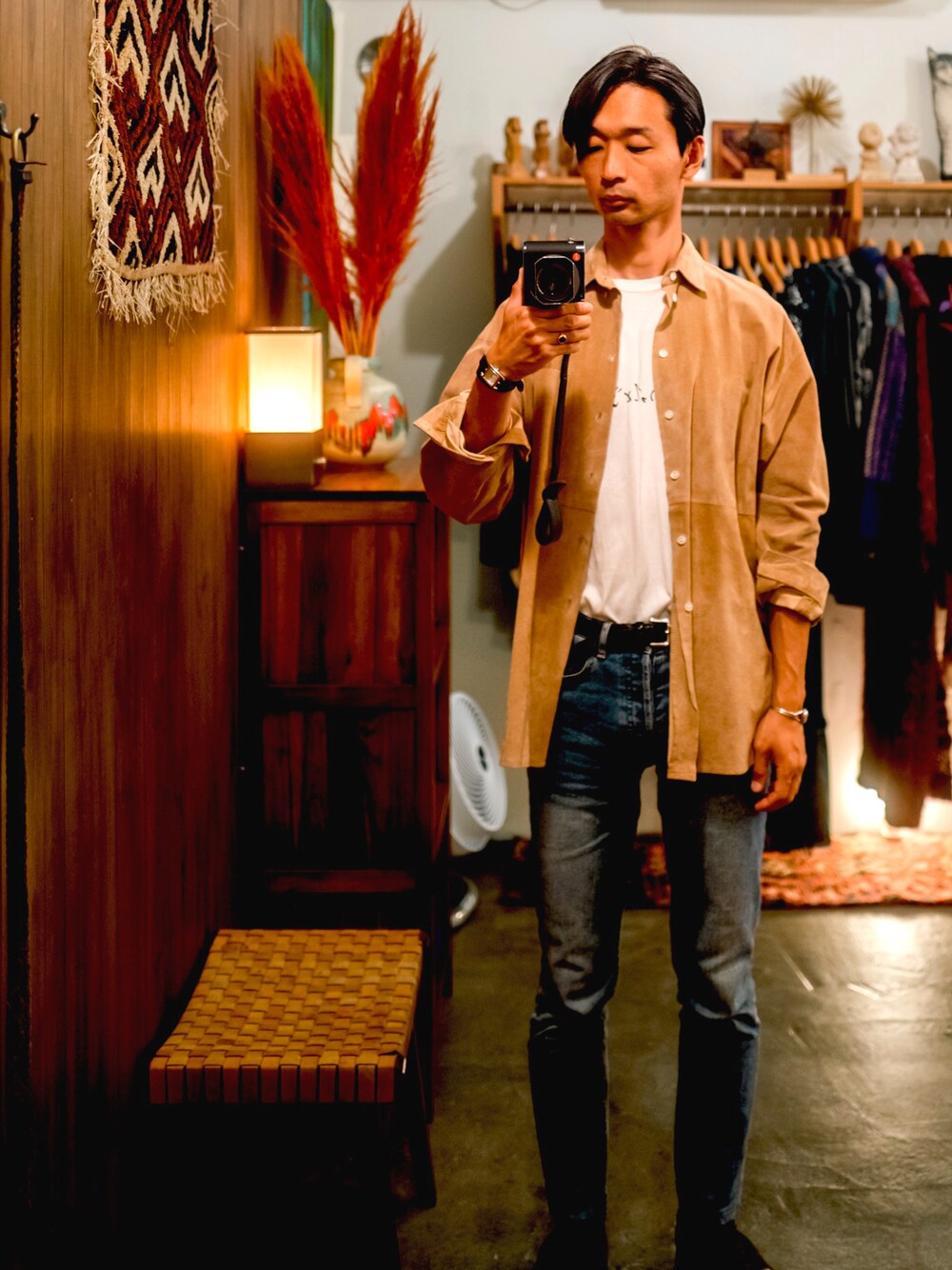 「A.P.C.のアイテム（デニムパンツ、ブルー系）」を使った、河村慎吾さん（メンズ・176cm）の秋コーディネートの1枚目の写真