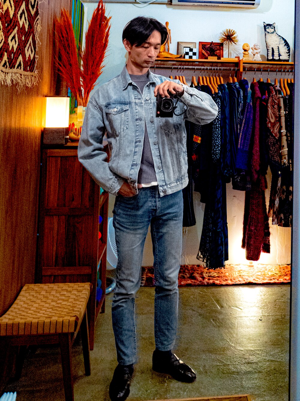「休日スタイル」｜「A.P.C.のアイテム（デニムパンツ、ブルー系）」を使った、河村慎吾さん（メンズ・176cm）の秋コーディネートの1枚目の写真