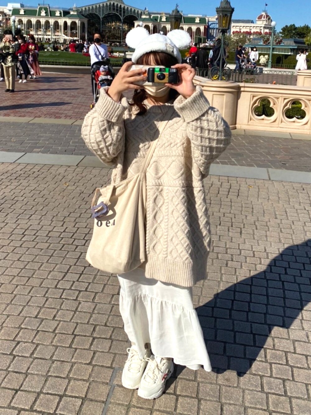 「ディズニー、ディズニーコーデ、冬コーデ、ビッグシルエット、ゆるコーデ、ホワイトコーデ、ケーブルニット、ホワイト、いいね、save、フォローお願いします🤑」｜「select MOCAの2020 A/W ランダムケーブルオーバーニット/ラウンドネックルーズシルエットニット（ニット/セーター、ホワイト系）」を使った、Yukaさん（レディース・158cm）の秋コーディネートの1枚目の写真