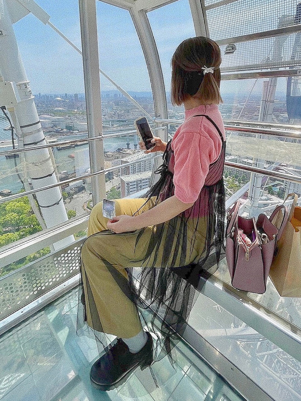 𝐦𝐚𝐧𝐚さんの「花モチーフプルオーバーニット（Achic）」を使ったコーディネートの1枚目の写真