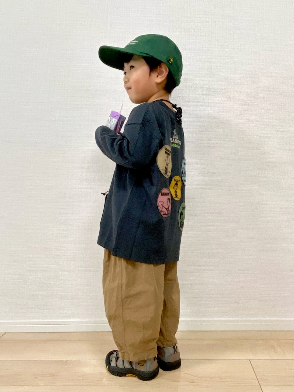 グレー系のTシャツ/カットソー、ベージュ系のその他パンツ、グレー系のサンダルを着用したキッズの秋コーディネートの1枚目の写真
